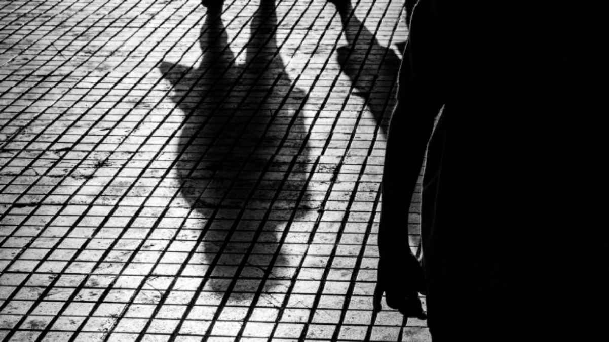 ملثمون يطلقون النار على زوجين ويتركوا طفلهما يتيمًا