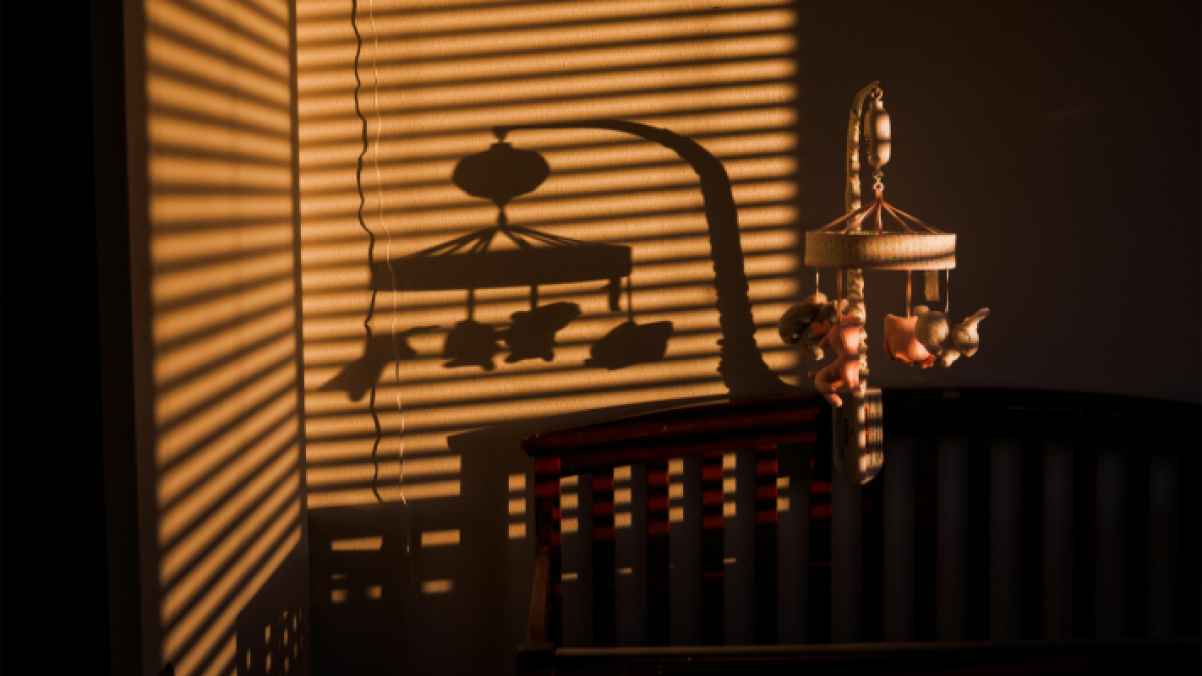 أم تنهي حياة طفلها وتترك جثته بين أكوام الغسيل