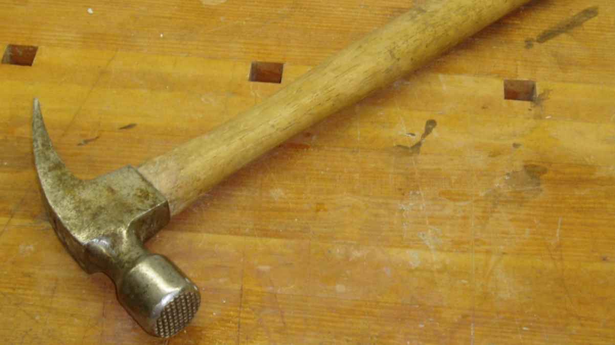 شاب يهاجم والدته بمطرقة ويودي بحياتها في ولاية كونيتيكت الأمريكية