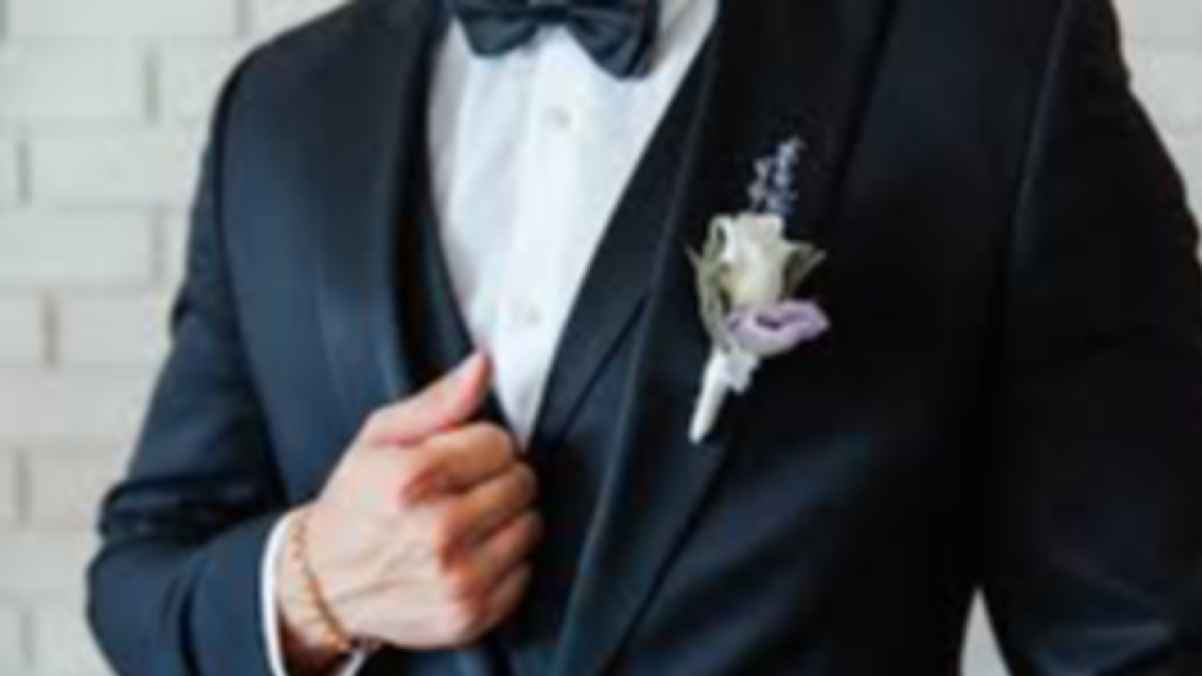 رجل أعمال فرنسي يحول بدلة زفافه إلى لوحة إعلانات - صور