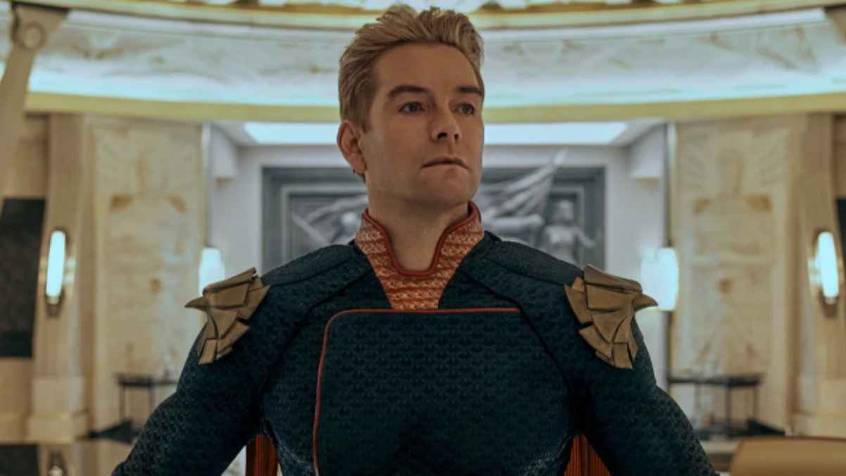 رجل في زي "هوملاندر" الشرير ينقذ حياة شخص ليلة الهالوين