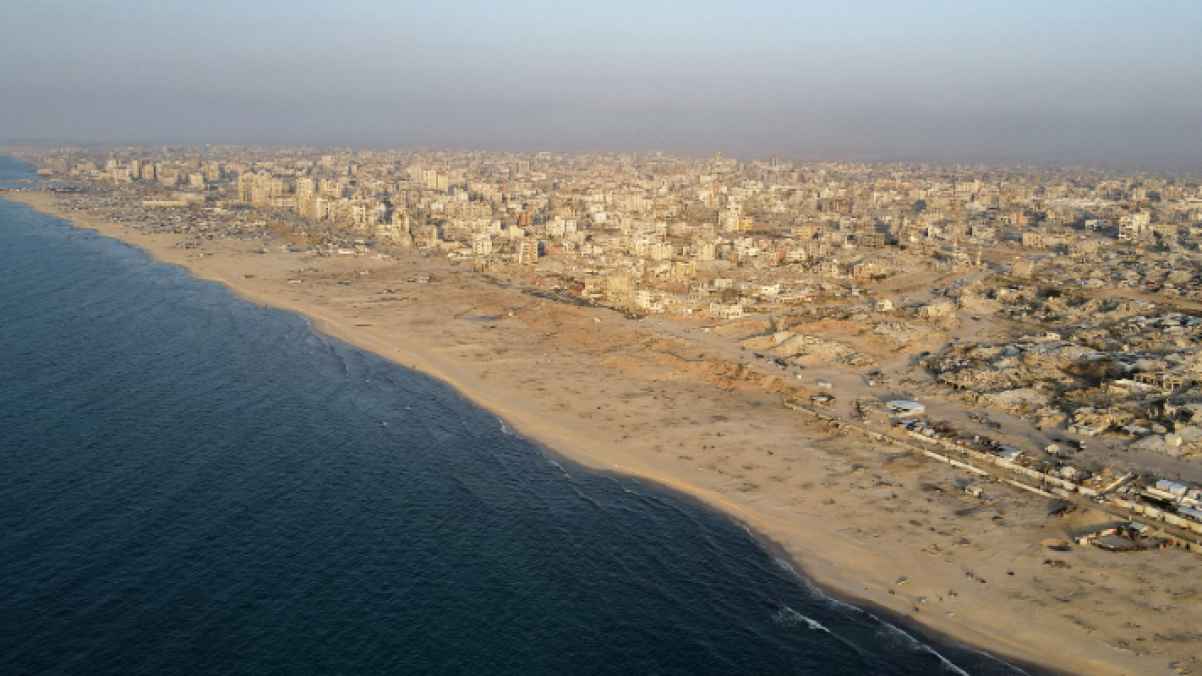 البحر يرثي غزة ويسلم على أبنائها الأشاوس