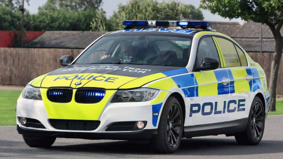 ثلاثة قاصرين يواجهون تهمة محاولة قتل رجل في بريطانيا