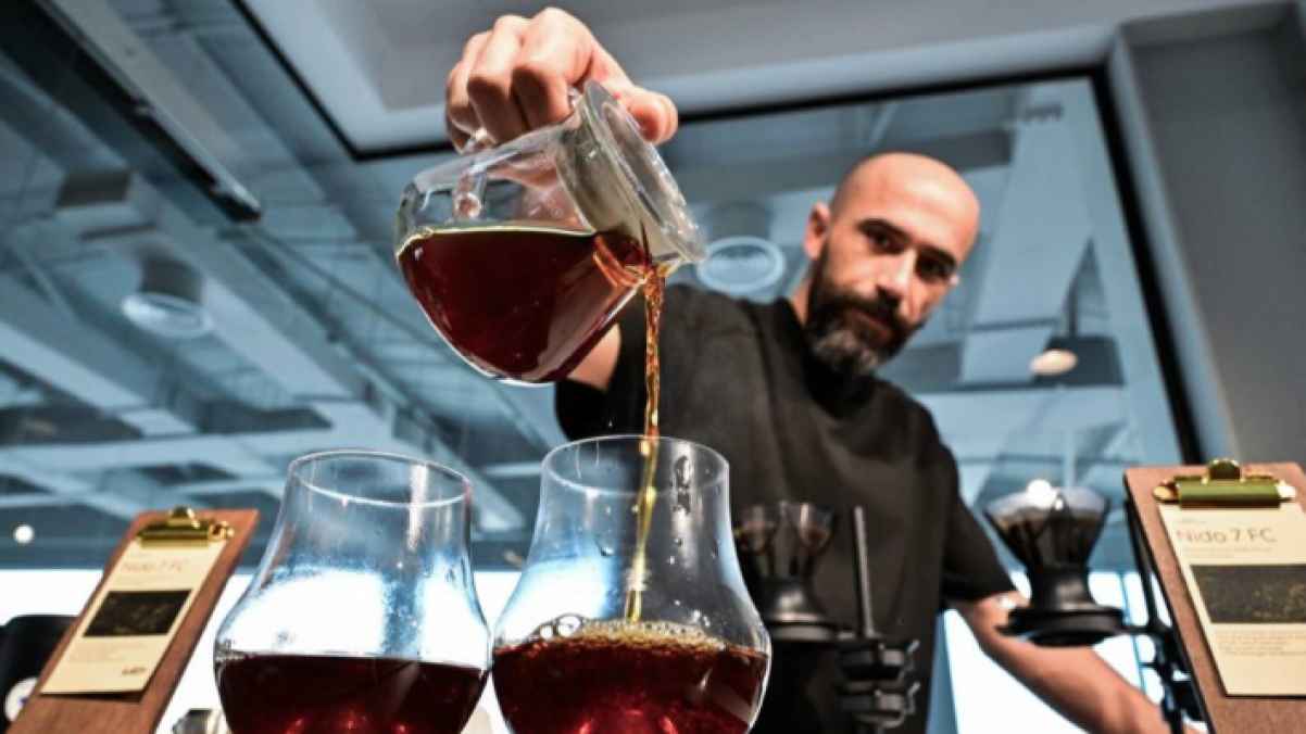 980 دولارً..مقهى في دبي يقدم أغلى فنجان قهوة في العالم