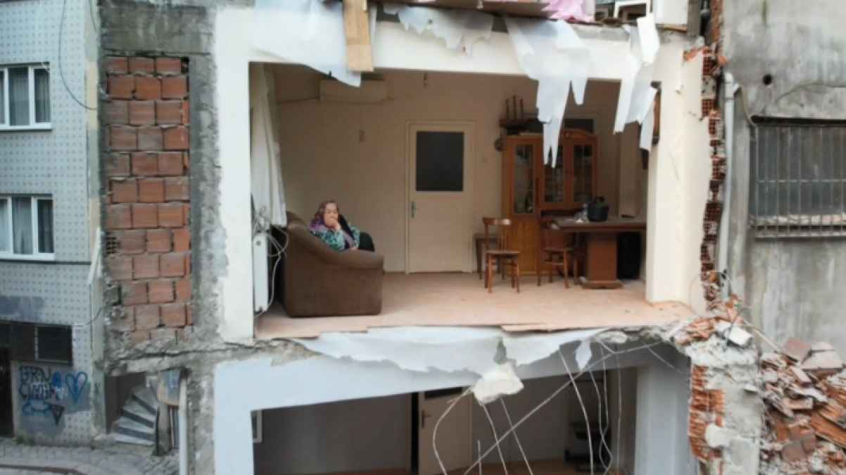 عائلات تركية تُترك في العراء بعد هدم المبنى المجاور