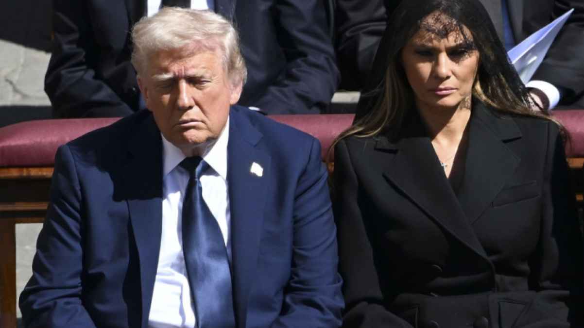 عادات غريبة..زوجة ترمب تكشف تفاصيل روتين نومه