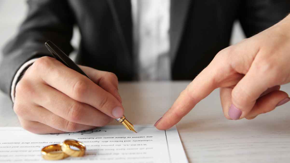 محامي طلاق أمريكي يفصح عن أغرب بنود اتفاقات ما قبل الزواج