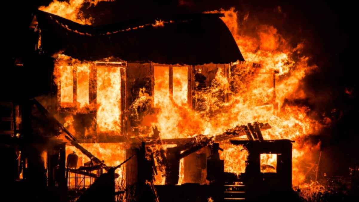 رعب في بريطانيا..ألعاب نارية تُرمى عبر صناديق البريد على المنازل