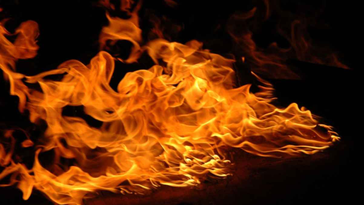 السبب صادم.. محاكمة رجل حرق شابة في الهند