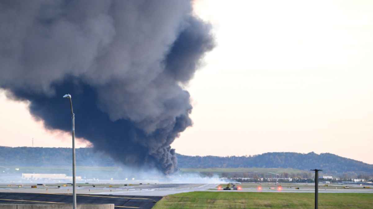 وفاة 12 شخصًا في حادث تحطم طائرة شحن أمريكية- فيديو