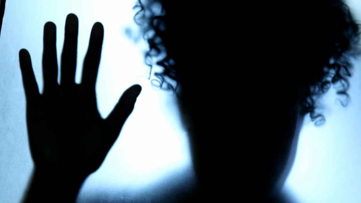 أمريكا.. يحتجزون صديقتهم ويعذبونها منذ أشهر