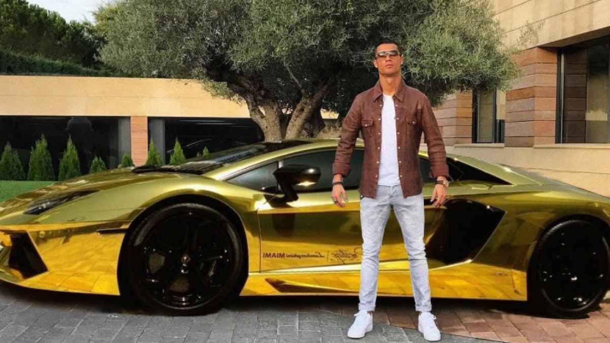 كريستيانو رونالدو يكشف سر عدم قيادته لسياراته الفاخرة
