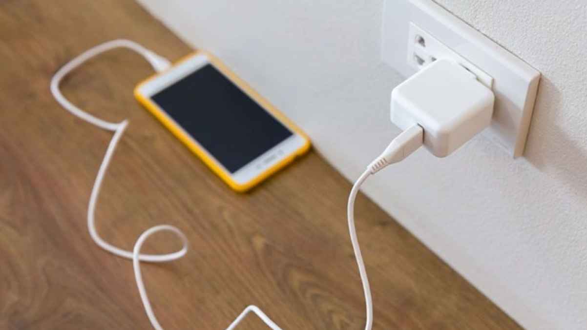 شاحن هاتف يتسبب بوفاة أسرة كاملة بينهم رضيع