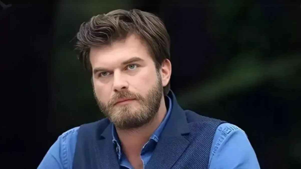 Kivanç Tatlıtuğ in touching moment at friend’s father’s funeral – video