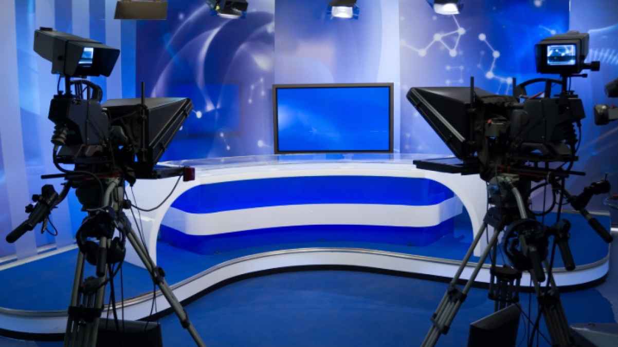 رجل يقتحم قناة تلفزيونية تركية للانتقام