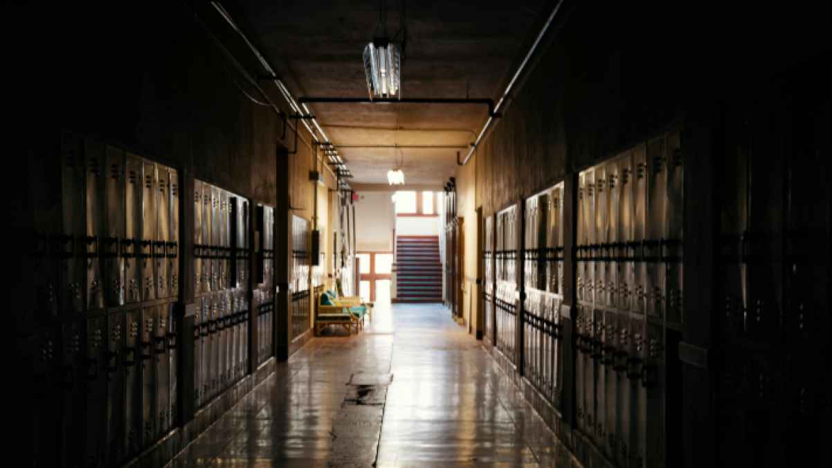 مدير مدرسة تركية يهاجم طالبًا مصابًا بالتوحد – فيديو