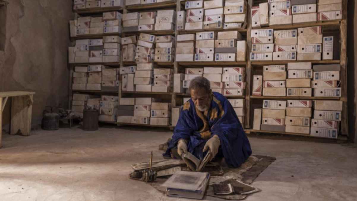 موريتاني ينقذ مكتبات تاريخية من زحف الرمال في الصحراء - صور