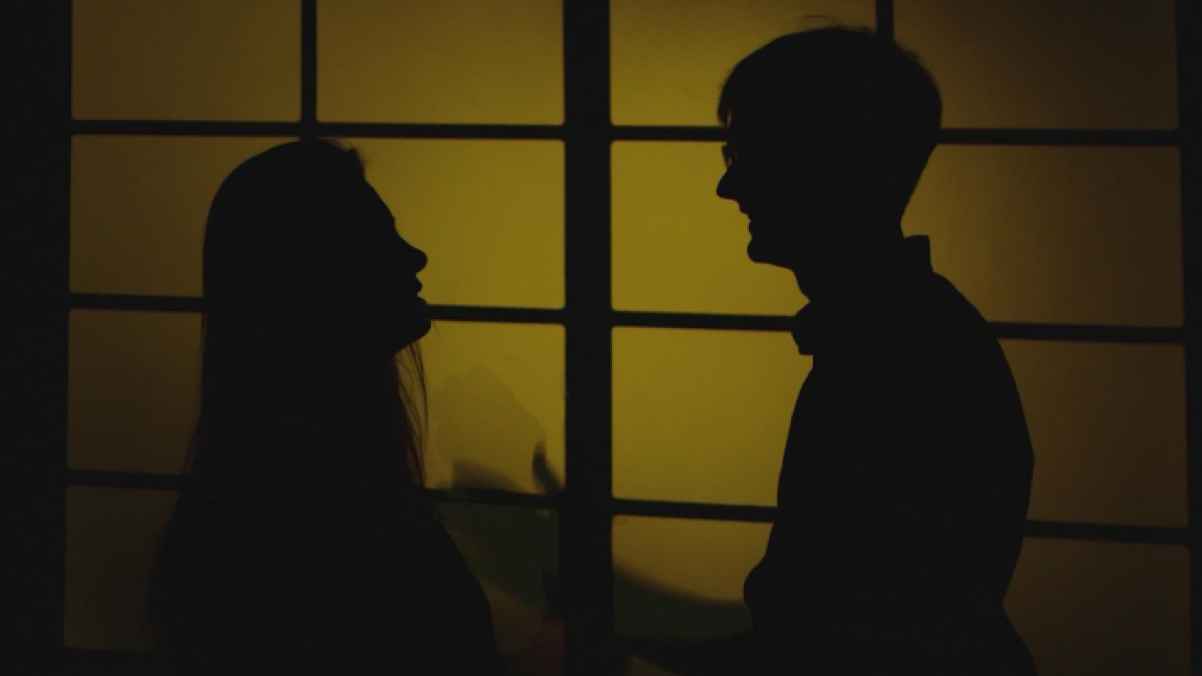 شاب ينهي حياة والدته بسلاح ناري