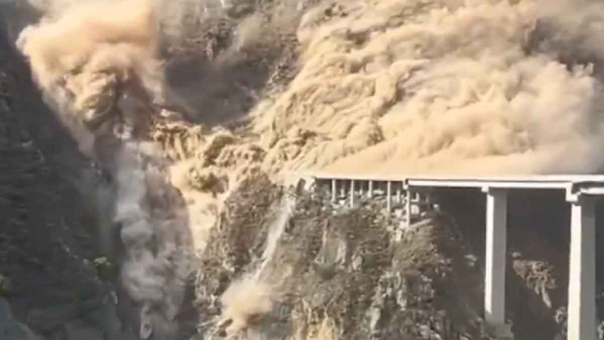 فيديو يوثق لحظة انهيار جسر حديث الإنشاء في الصين