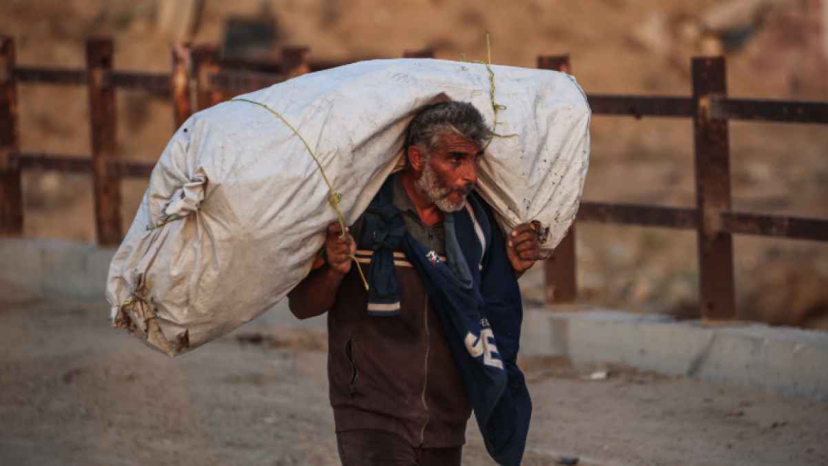 خطوات ثقيلة ورحلة إنسانية في قلب النصيرات