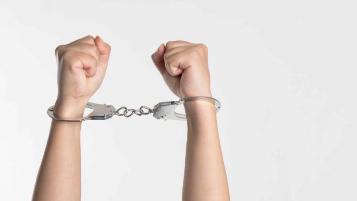 اعتقال أم وابنتها بتهمة احتيال قيمتها ملايين الدولارات