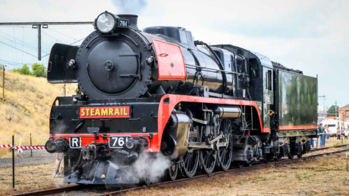 رجل يستحم على متن القطار في الهند - فيديو