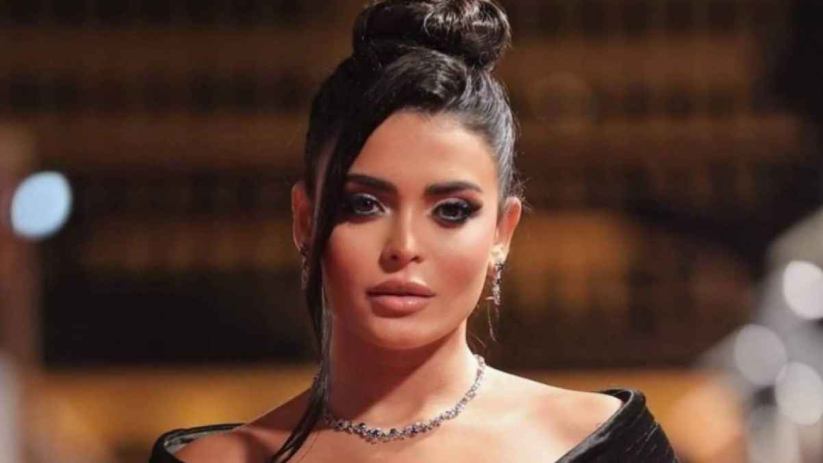 أسماء جلال تحسم الجدل بارتباطها بـ عمرو دياب