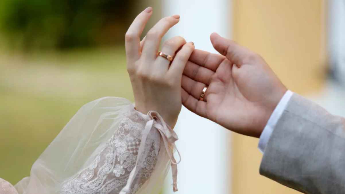 تفاصيل مؤلمة لوفاة عروسين ليلة زفافهما