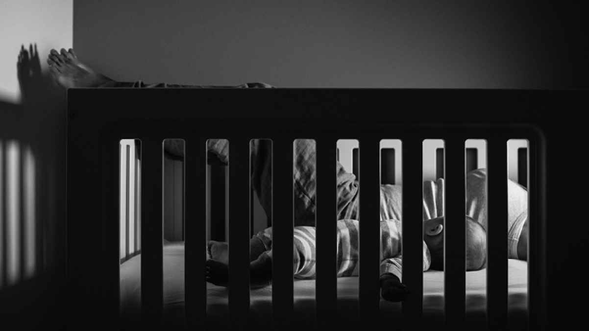 أب ينهي حياة ابنه البالغ شهرين