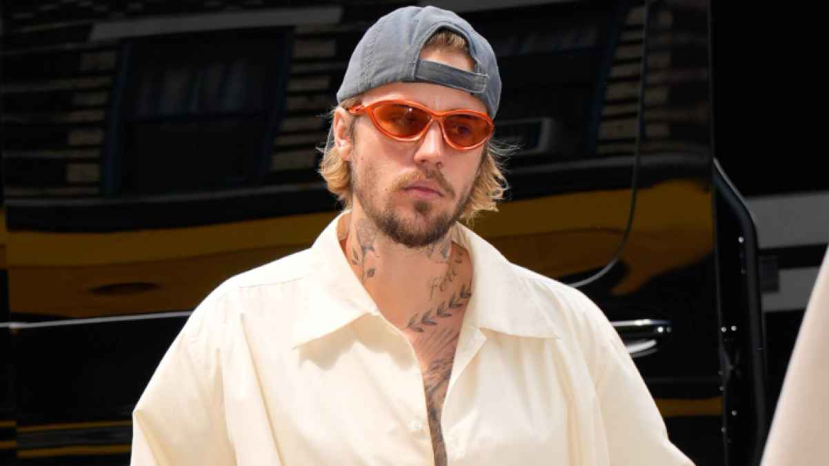 جاستن بيبر يكشف إصابته التي تسبب له ألمًا عند الضحك