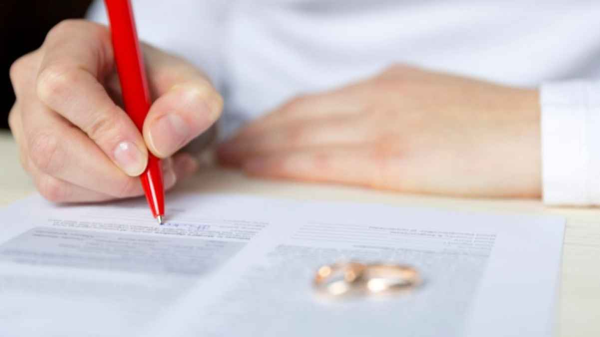 امرأة تطلب الطلاق بعد انخفاض دخل زوجها