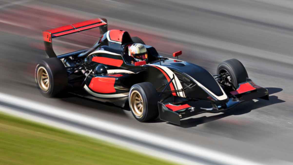 إصابة 13 شخصًا بعد اصطدام سيارة سباق بالجمهور- فيديو