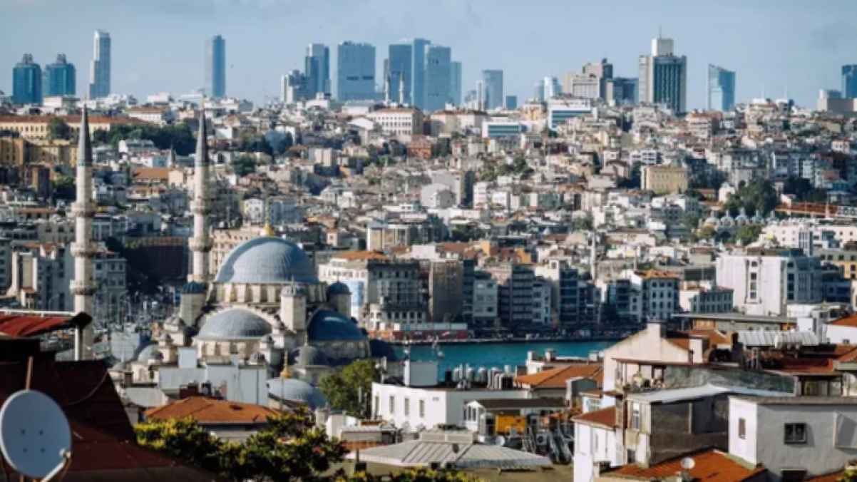 فيديو وصور لعائلة ضحايا التسمم وانتظار التحقيق بعد إغلاق فندق في تركيا