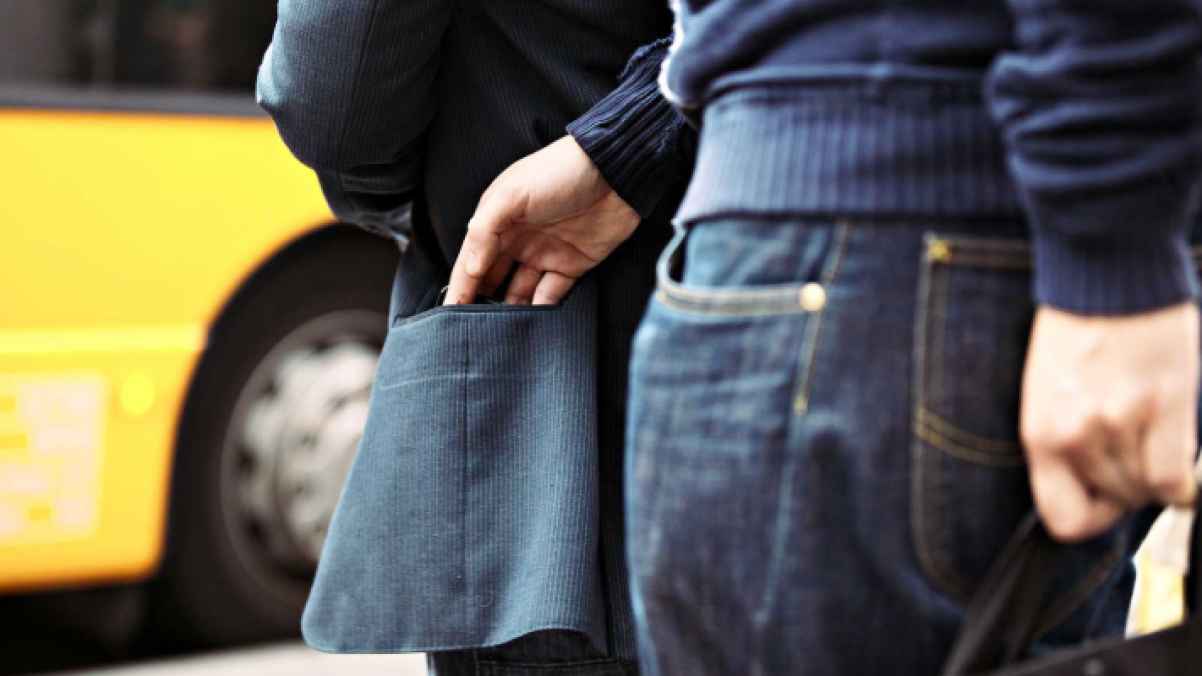 سائحة تواجه لصين حاولا سرقة هاتفها باشتباك حاد- فيديو