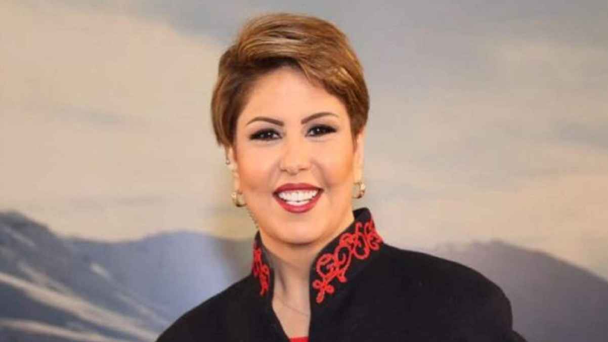 فجر السعيد تظهر متعبة ومتألمة أثناء رحلة علاجها في ألمانيا - فيديو