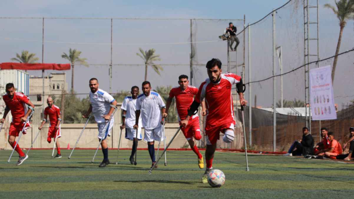 يصنعون المعجزات ..أطراف مبتورة وقلوب كاملة في مشهد مُلهم في ملعب غزة - صور