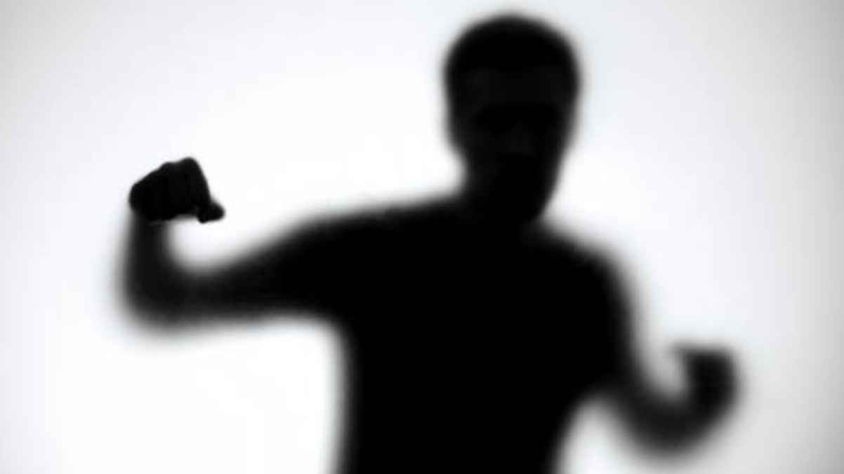 فتى ينهي حياة والده دفاعًا عن والدته