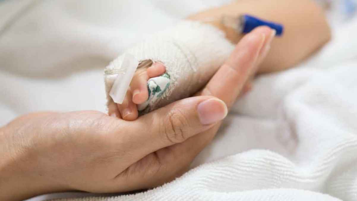 طفل بريطاني يفقد لسانه ويواجه الموت بعد حادث مأساوي