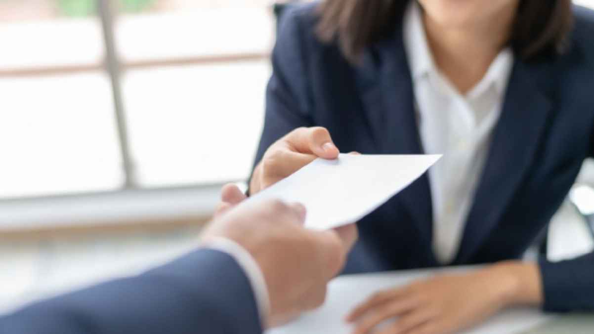 شركة تثير الجدل بعد تأجيل رواتب موظفيها لتلقنهم درسًا