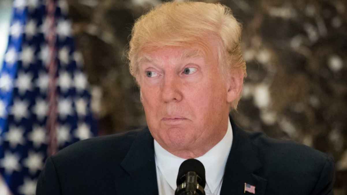 كريستيانو رونالدو يثير الشكوك حول طول ترمب الحقيقي - فيديو