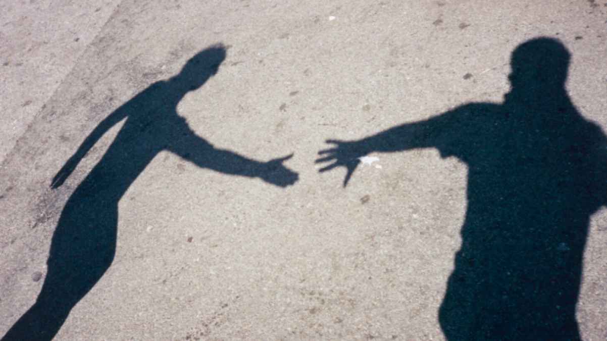 فتى ينهي حياة طالب آخر باستخدام سلاح والده