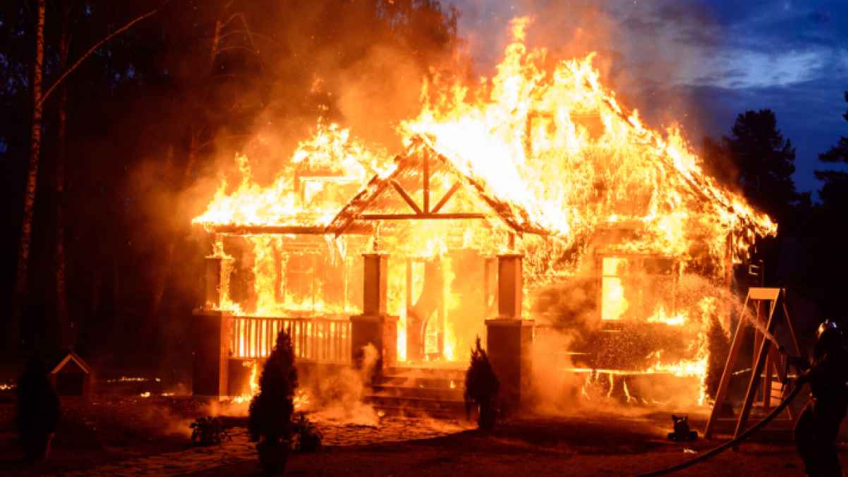 حريق يودي بحياة ثلاثة أطفال والأب مشتبه به