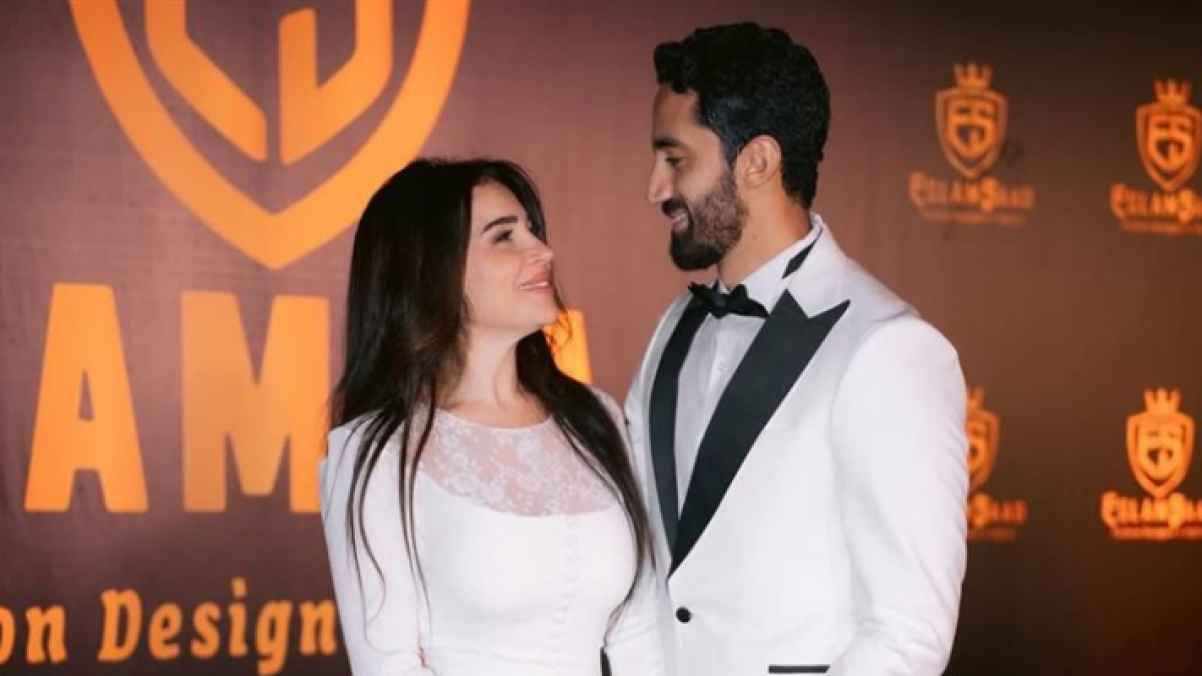 مي عز الدين تخطف القلوب مع زوجها في أحد عروض الأزياء