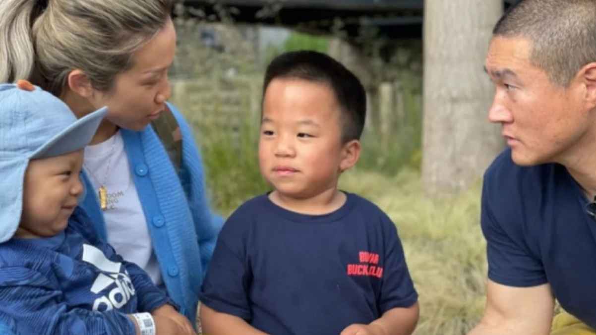 أول طفل يتعافى من مرض نادر بعد علاج جديد في بريطانيا