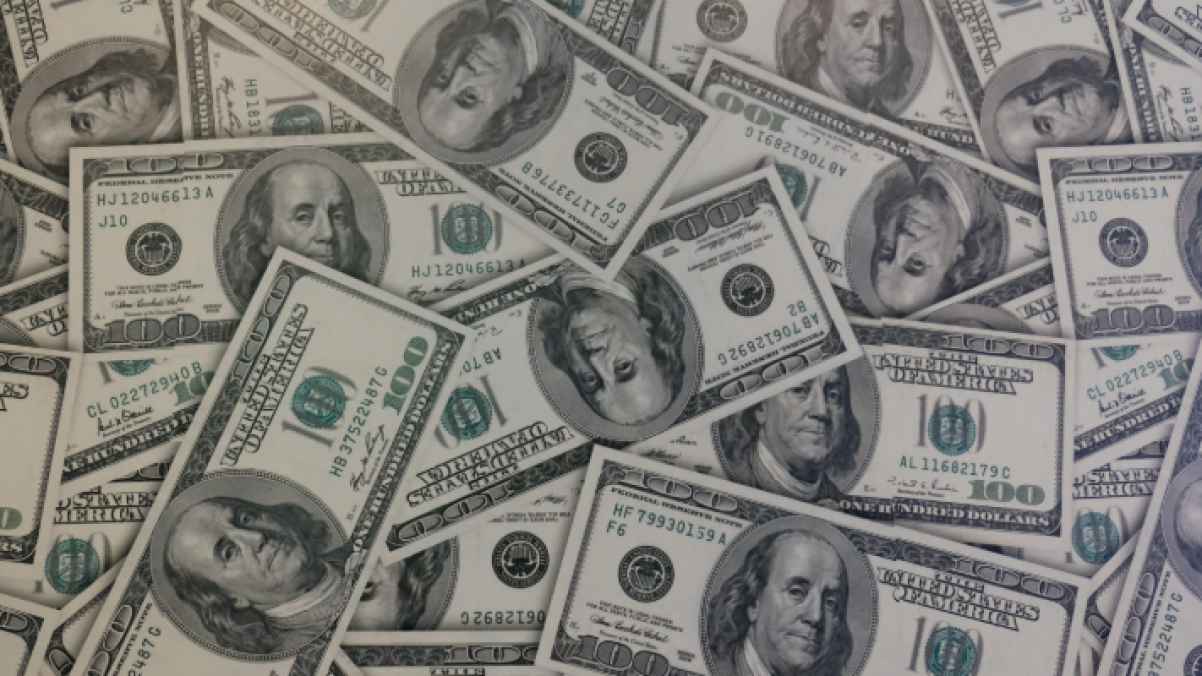 رجل يخفي فوزه بجائزة مالية كبرى عن زوجته