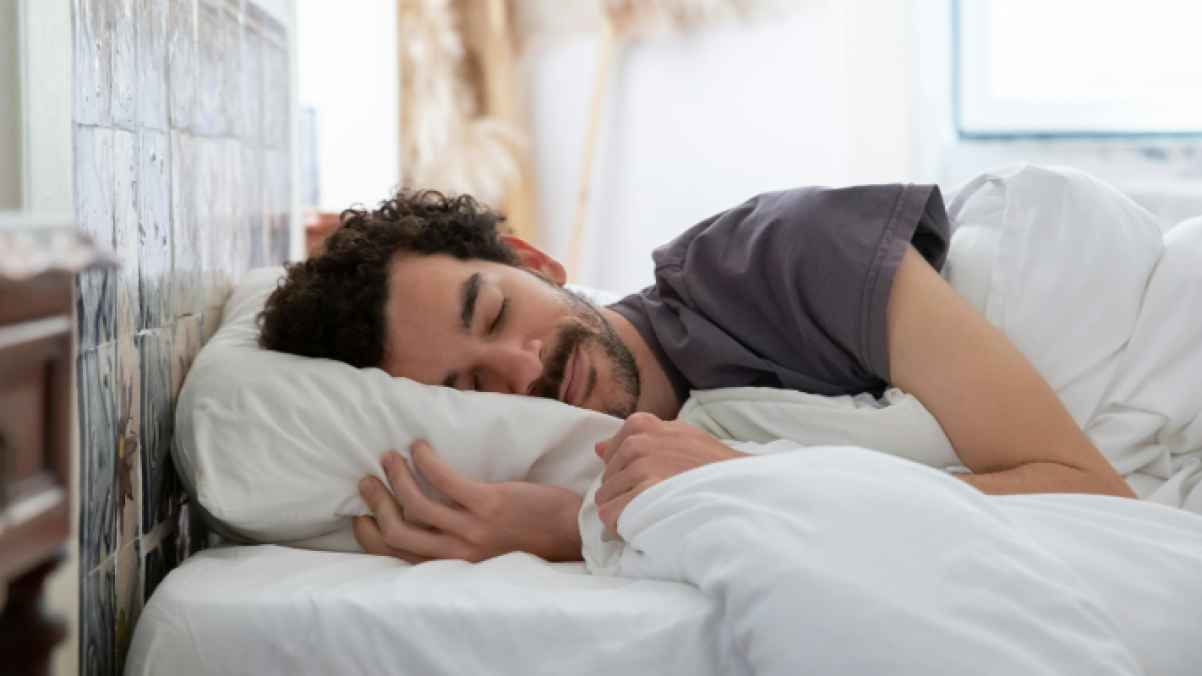 شاب يفوز بمسابقة "الاستلقاء الطويل" لمدة 33 ساعة – فيديو