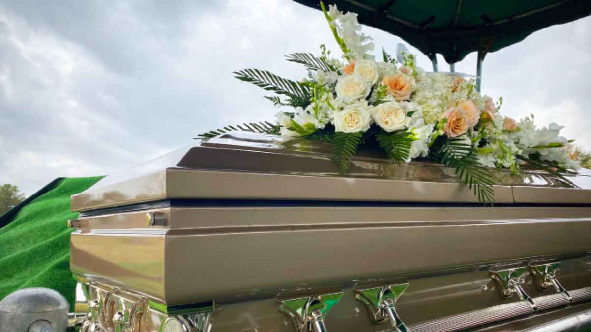 صدمة بعد العثور على امرأة حيّة داخل تابوتها