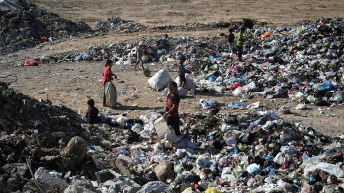 طفولة محاصرة.. بحث يائس عن الدفء بين النفايات والدمار