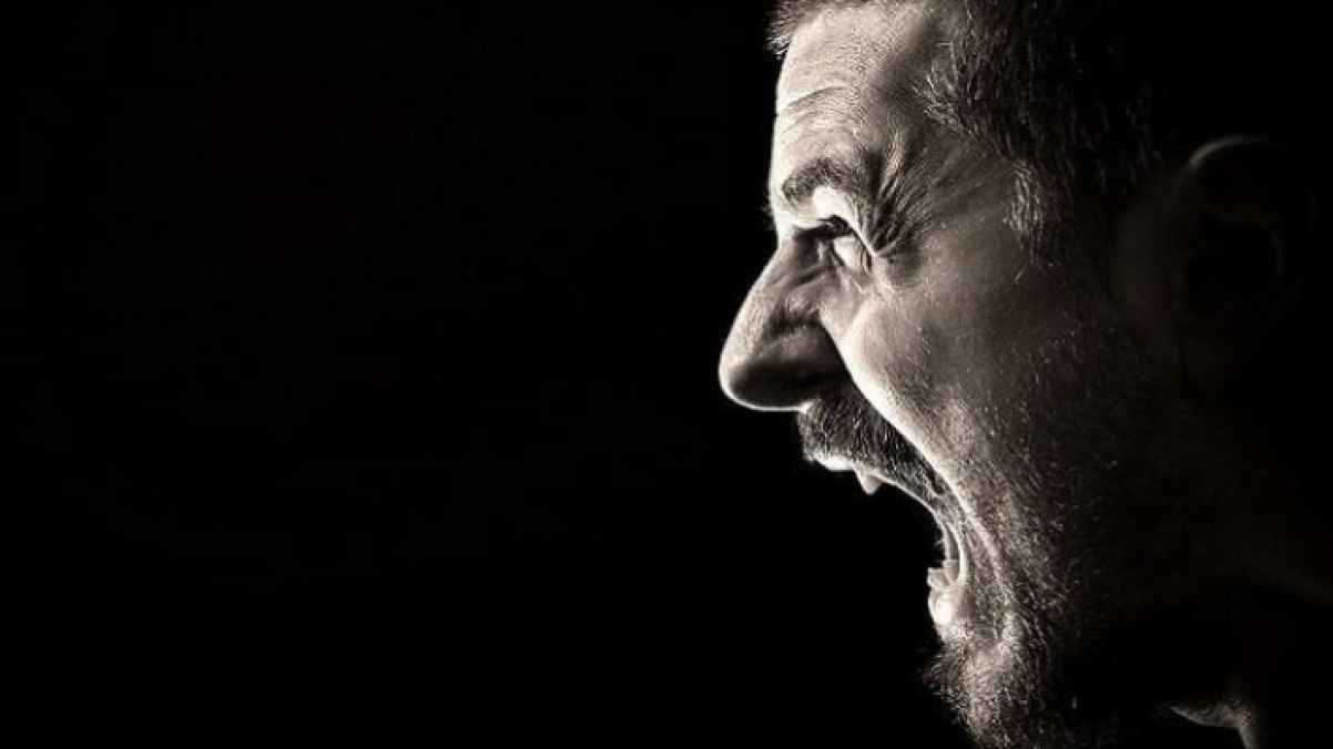 واقعة صادمة داخل منزل والسبب "ضغوط عائلية"