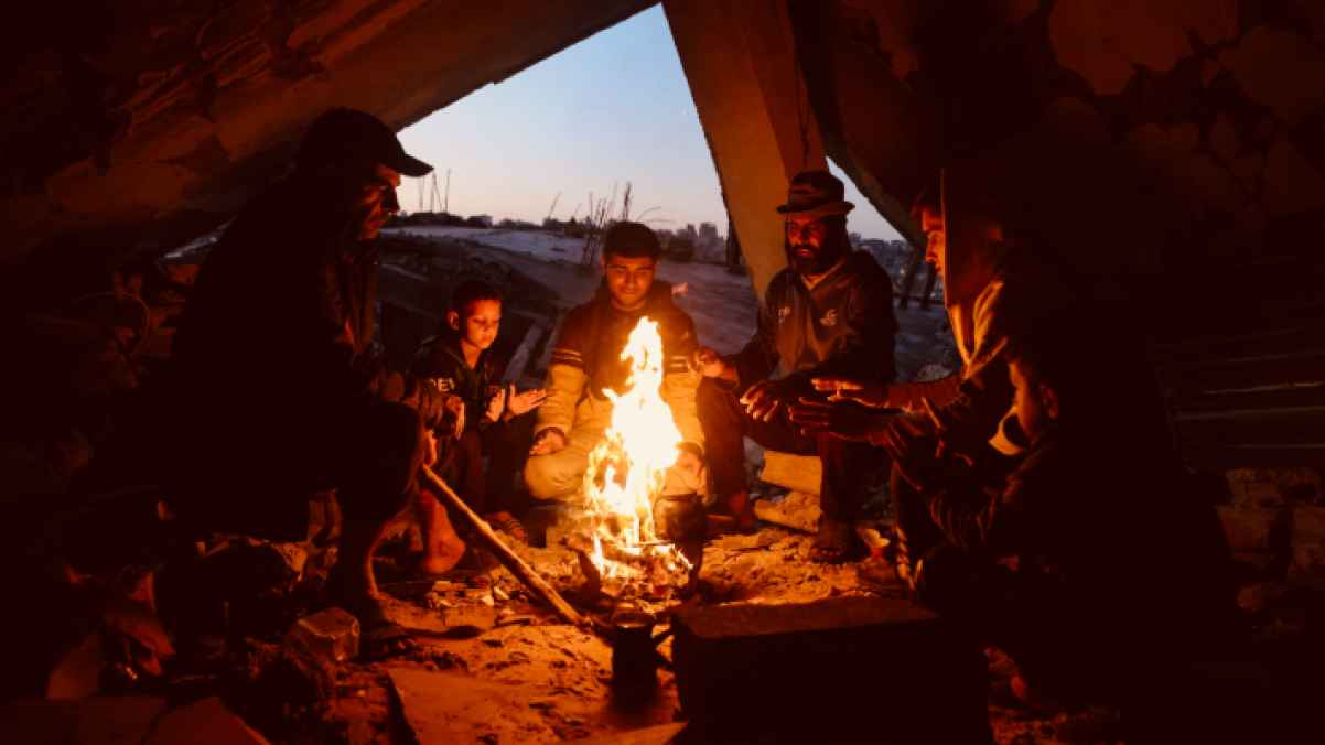 برد قاسٍ فوق الخيم… الغزيون يلاحقون شعلة دفء وسط العراء